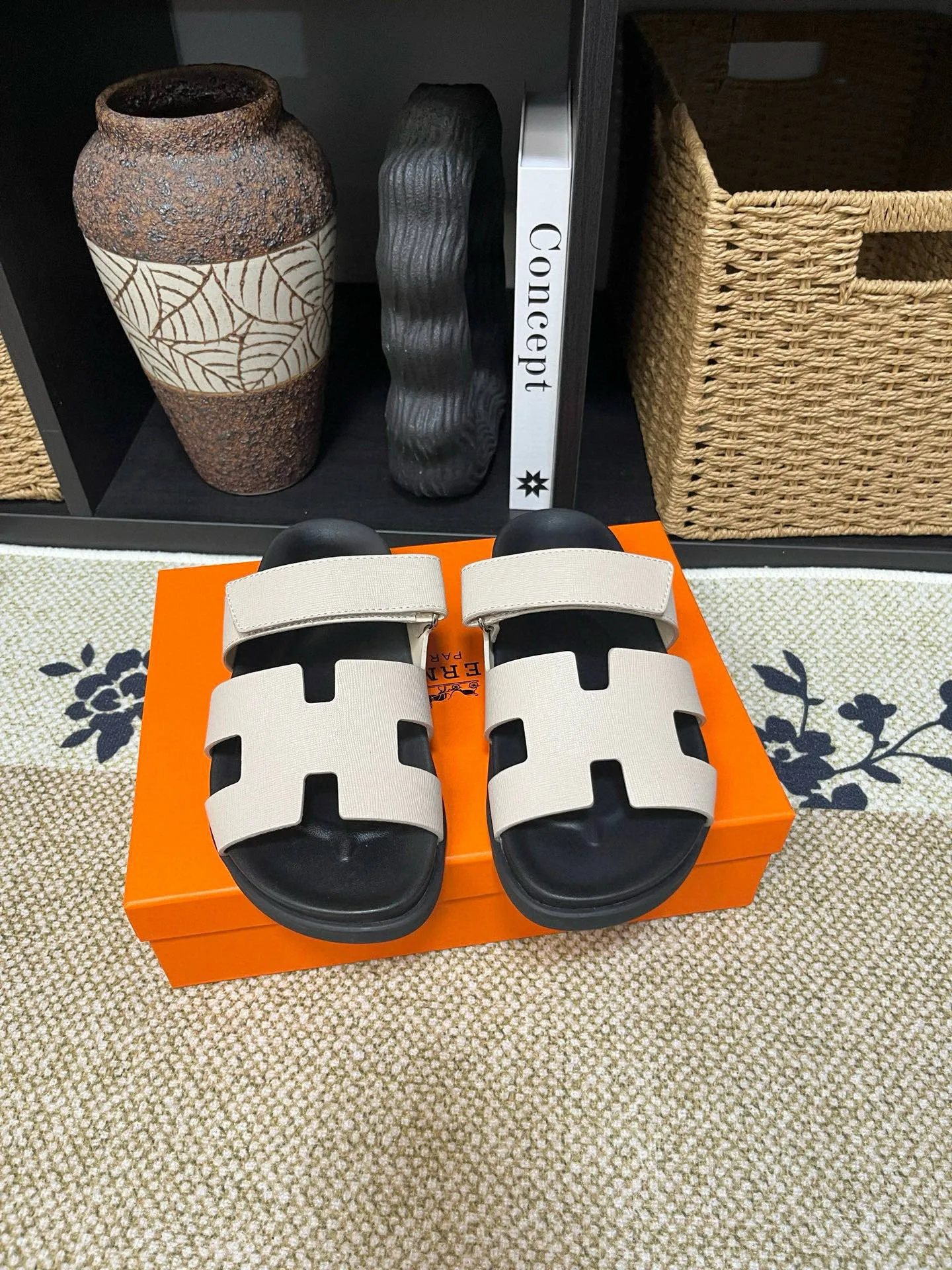 Factory price: 340💰Long-term availability Hermes men's Kazimir slippers for couples - top quality, Hermès woven calfskin functional sandals. The interwoven upper inspired by the "H" iconic pattern creates a casual look, which can be said to be a good companion for summer. Imported cowhide + cowhide lining + TU men's shoes💰Outsole Size: 35-46